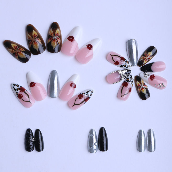 Kunstvolle Stiletto Fingernägel mit Einzigartigen Design-Elementen Karnz