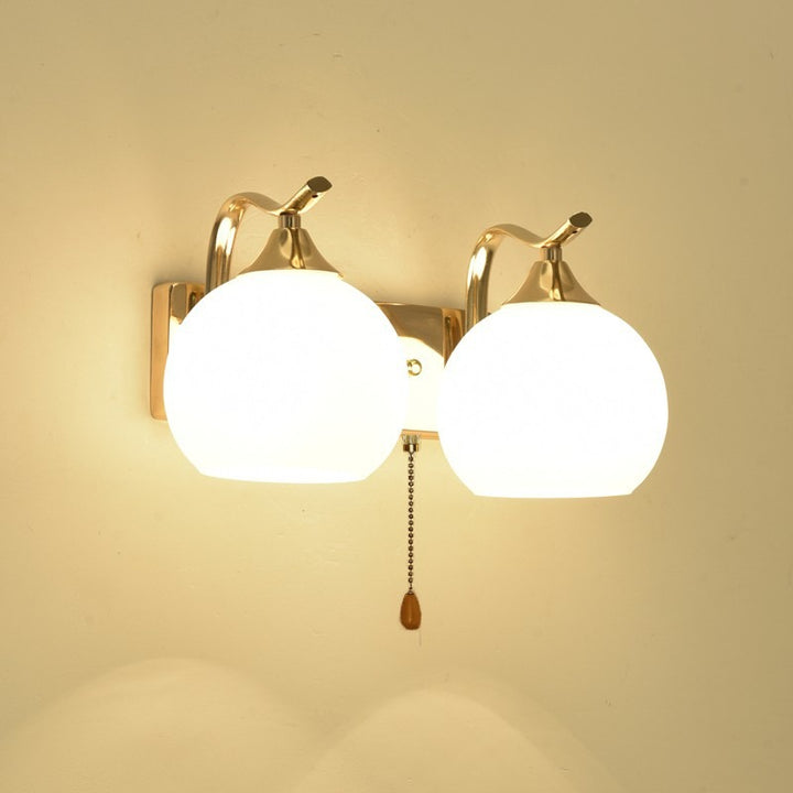 Elegante Wandlampe Globe mit goldener Oberfläche