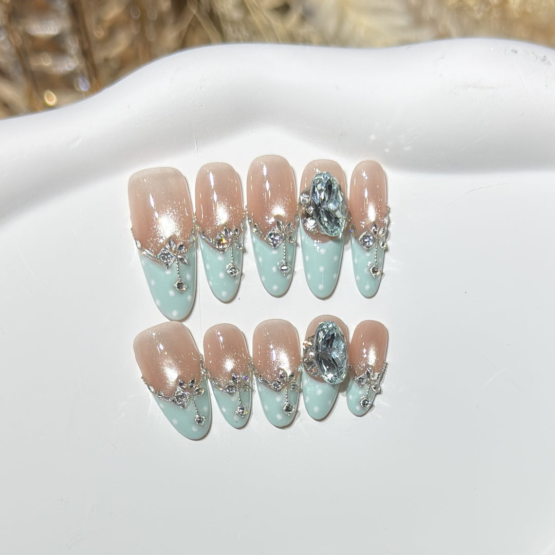 Elegantes dekoratives Press-On-Nagelset mit Edelsteinakzenten Karnz