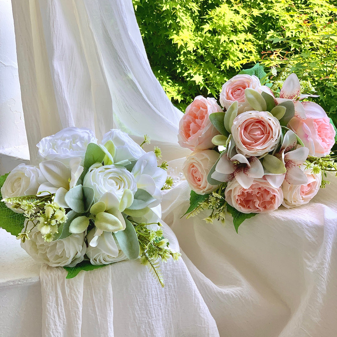 Eleganter künstlicher Blumenstrauß