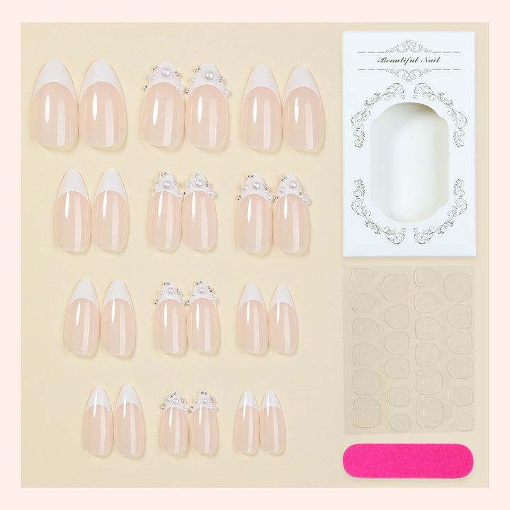 Elegantes Press-On-Nagelset mit perlmuttfarbenen Akzenten Karnz