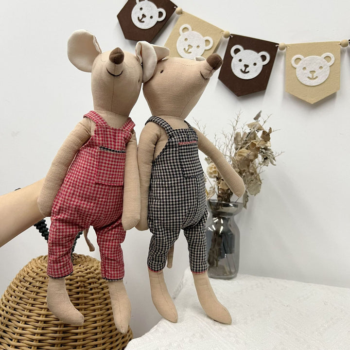Weicher Artisan Mouse Komfortpuppe mit gepunktetem Baumwoll-Overall und Leinenkragen