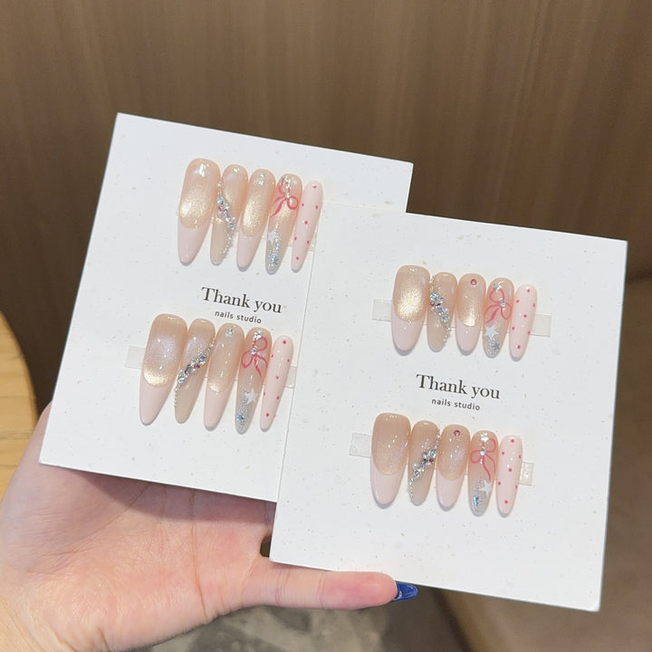Kreative Kunstnagelspitzen mit Glitzerakzenten Karnz