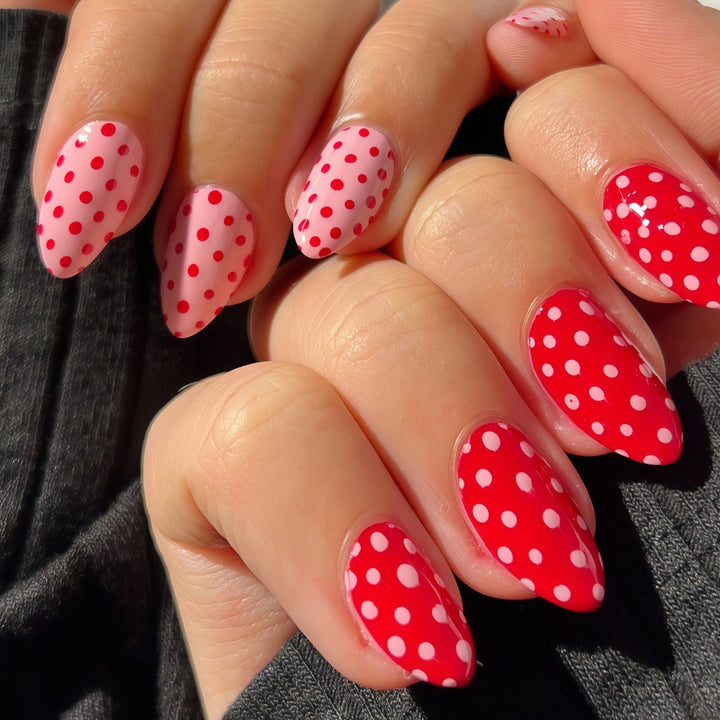 Kunstnägel mit trendigem Polka Dot Design Karnz