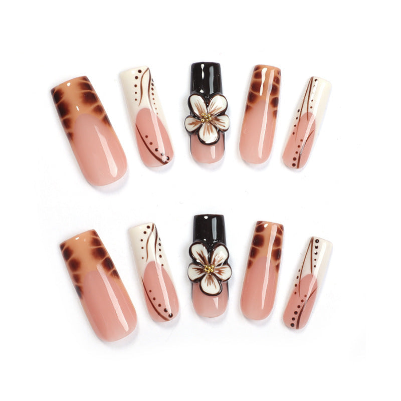 Kreatives Kunstnagelset mit filigranen Blumen- und Glitzerakzenten Karnz