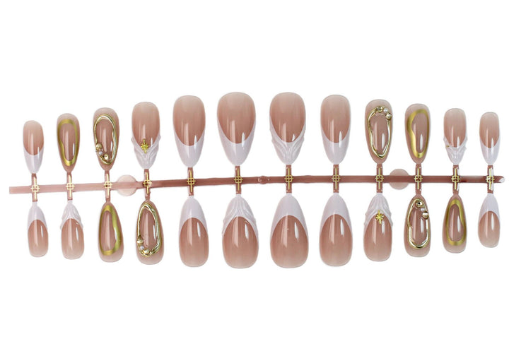 Kunstnagelset mit eleganten Blumendesigns und glamourösen Akzenten Karnz
