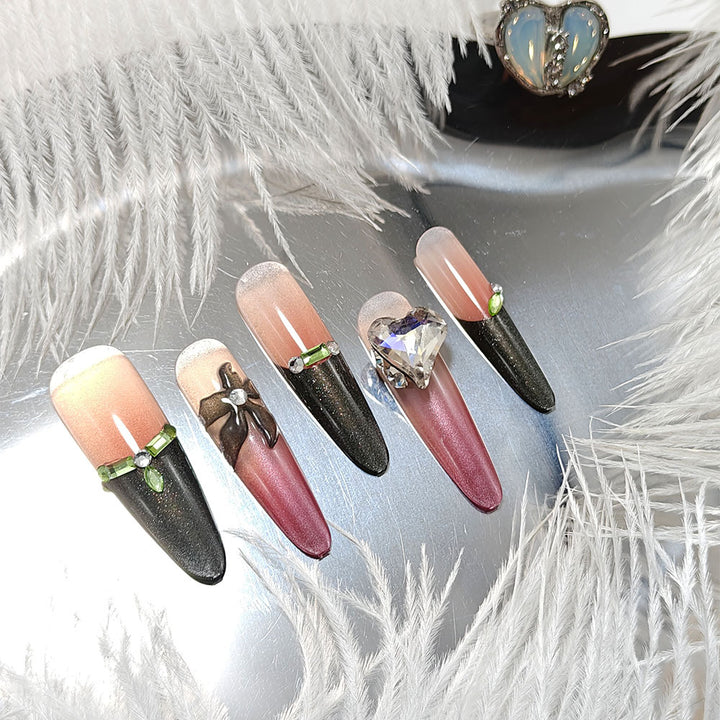 Kunstnägel mit Elegantem Spitzen-Design und Glitzerakzenten Karnz