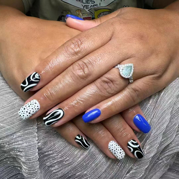 Künstlerisches Nageldesign-Kit mit abstrakten Mustern