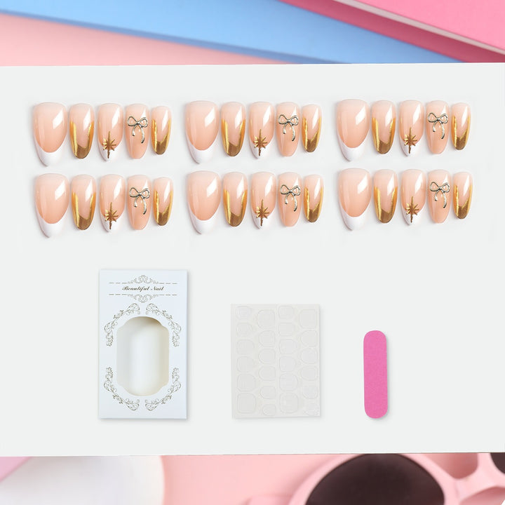 Kunstnagelset mit Glamourösen 3D-Details und Eleganten Goldakzenten Karnz