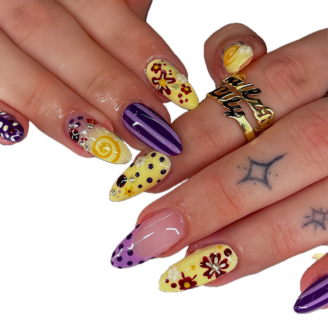 Künstliche Fingernägel mit Floralem und Geometrischem Design Karnz