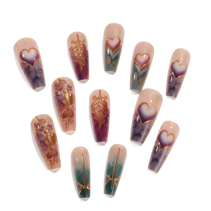 Kunstnägel mit romantischen Herz- und Blumen-Designs Karnz