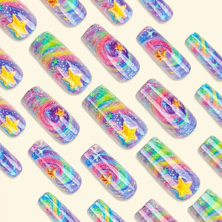 Glitzerndes Kunstnagelset mit buntem Spiral-Design und Sternenakzenten Karnz