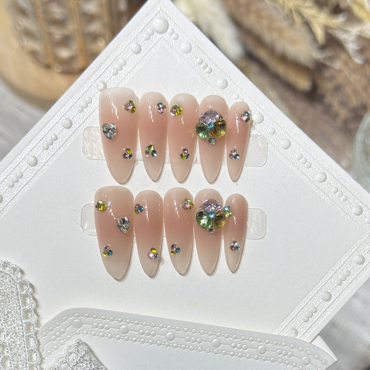 Glamouröse Stiletto Press-On Nagelset mit bunten Schmuckakzenten Karnz