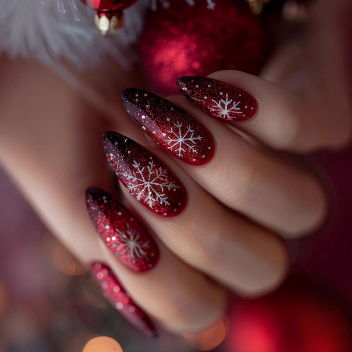 Glitzernde Kunstnägel mit Winterdesign Karnz