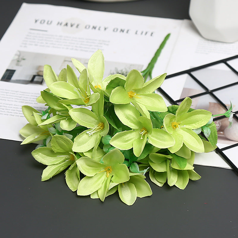Dekorativer realistischer Blumenstrauß für die Wohnkultur