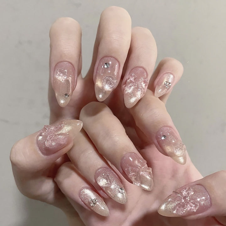 Kunstvolle Stiletto-Nägel mit floralen Design und Glitzer-Akzenten Karnz