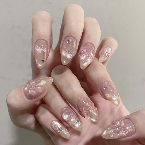 Kunstvolle Stiletto-Nägel mit floralen Design und Glitzer-Akzenten Karnz