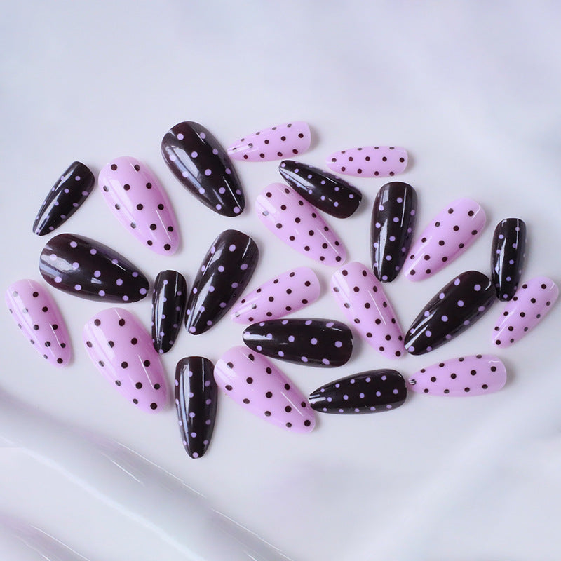 Künstlerische Polka Dot Nagelverzierungen Karnz