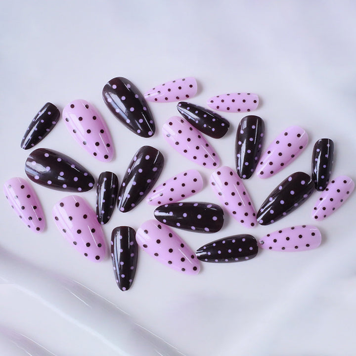 Künstlerische Polka Dot Nagelverzierungen Karnz