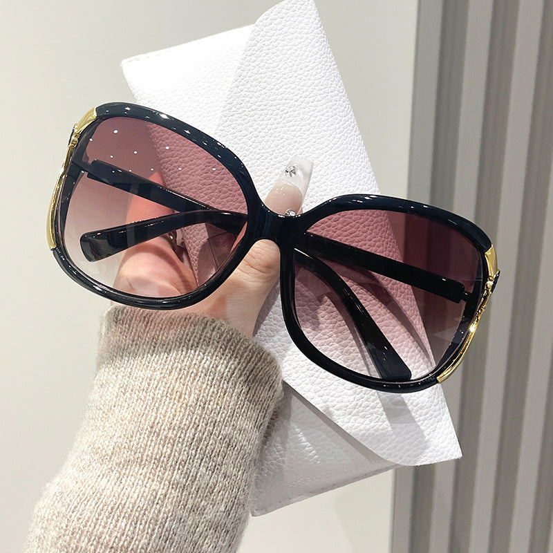 Damen Oversized Designersonnenbrille mit luxuriösen Akzenten Karnz