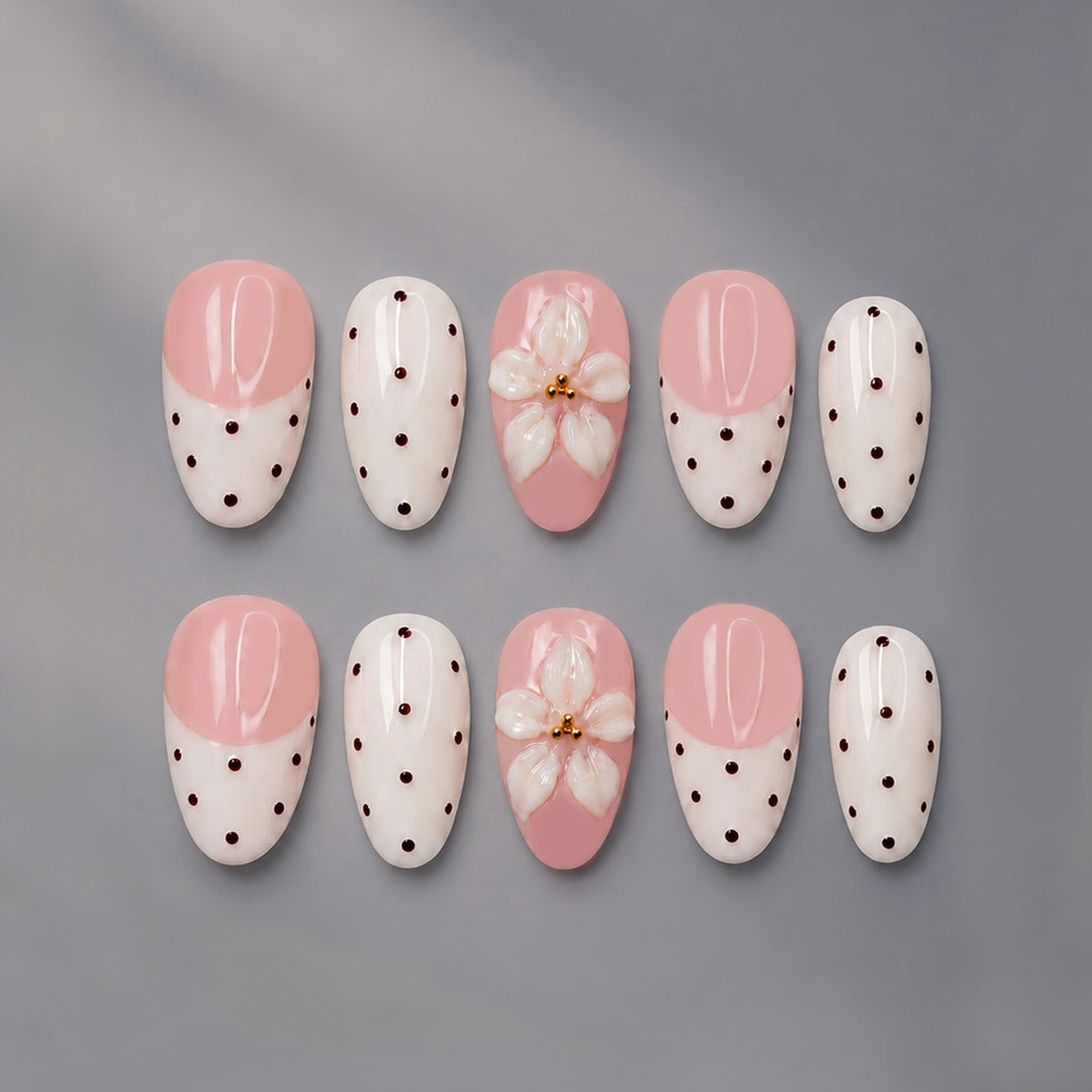 Kunstnagelset mit eleganten Blumen- und Punkten Karnz