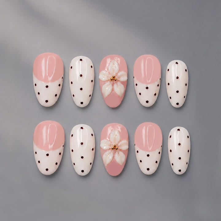 Kunstnagelset mit eleganten Blumen- und Punkten Karnz
