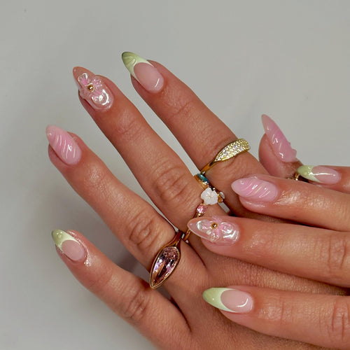 Kunstvolle Nagelverlängerungen mit floralem Design und glamourösen Akzenten Karnz