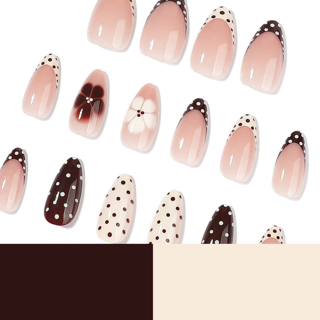 Kunstvolle Nailart mit floralem Design und verschiedenen Mustern Karnz