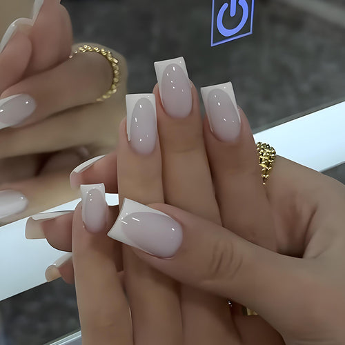Kunstnagelset mit elegantem French-Tipp Design Karnz