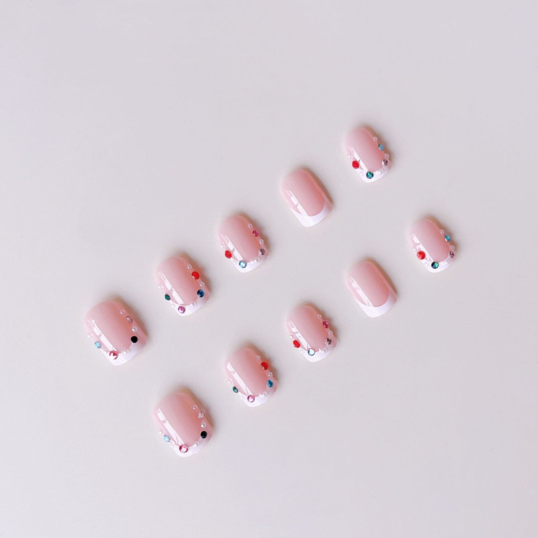 Nagelkunstset mit eleganten Strassverzierungen und modischem French Design Karnz