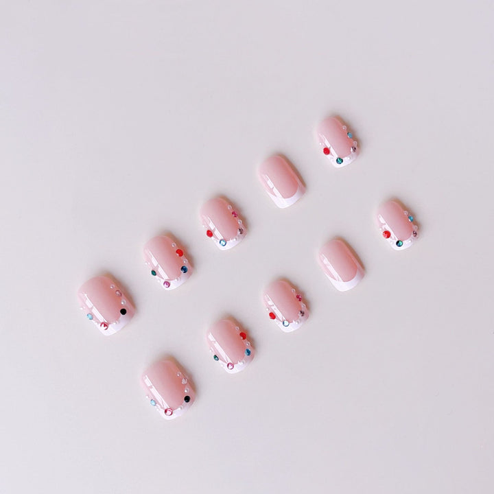 Nagelkunstset mit eleganten Strassverzierungen und modischem French Design Karnz