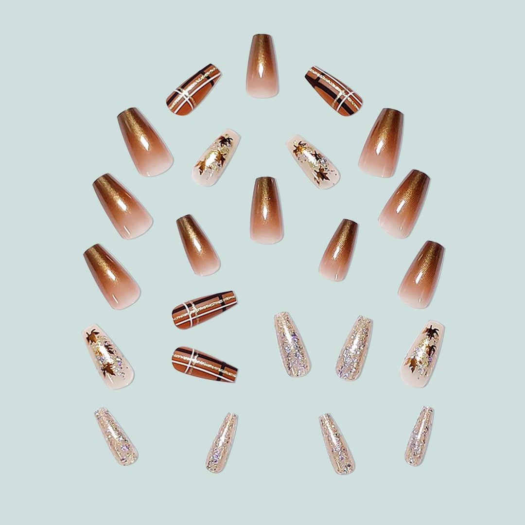 Kunstvolle Nagelkunst mit glitzernden Akzenten Karnz