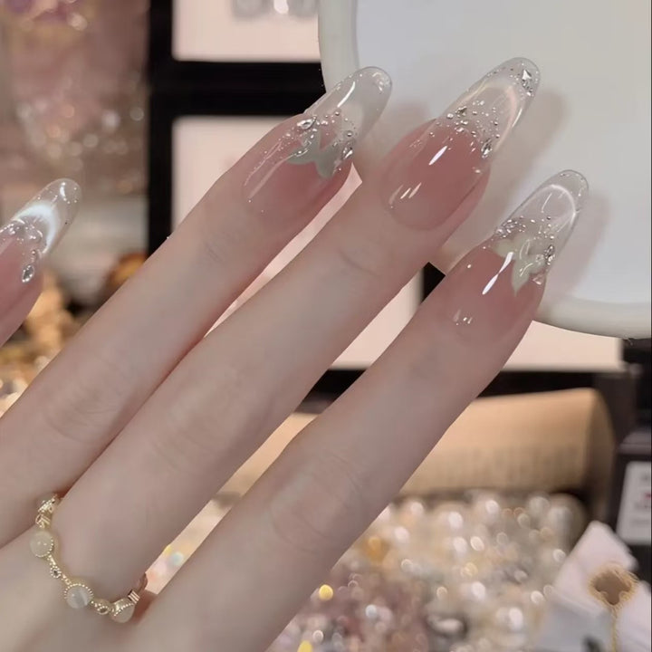 Elegante Acryl-Nagelerweiterungen mit Glitterakzenten