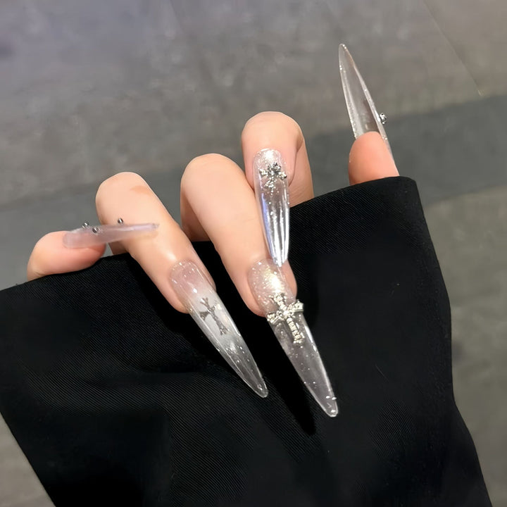 Glamouröse Kunstnägel mit Funkelnden Akzenten Karnz