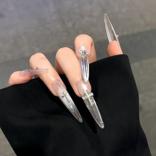 Glamouröse Kunstnägel mit Funkelnden Akzenten Karnz