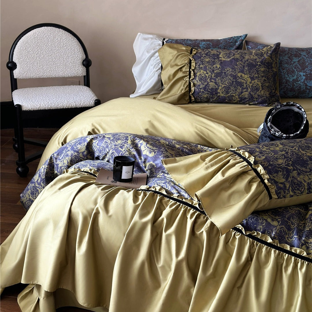 Wendbares Luxus-Bettwäscheset aus Baumwollsatin mit gerafftem Volant, floraler Jacquard-Innenseite und kontrastierender Samt-Paspel
