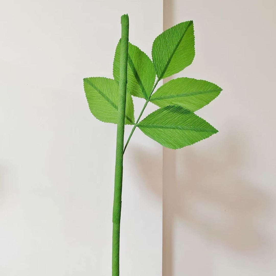 Elegante Dekorative Papierrosen Arrangement