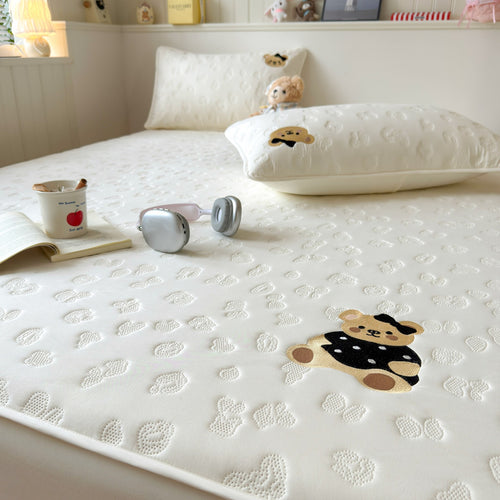 Gestepptes wasserdichtes atmungsaktives passgenaues Matratzenauflage-Schutz mit bestickter Teddy-Applikation