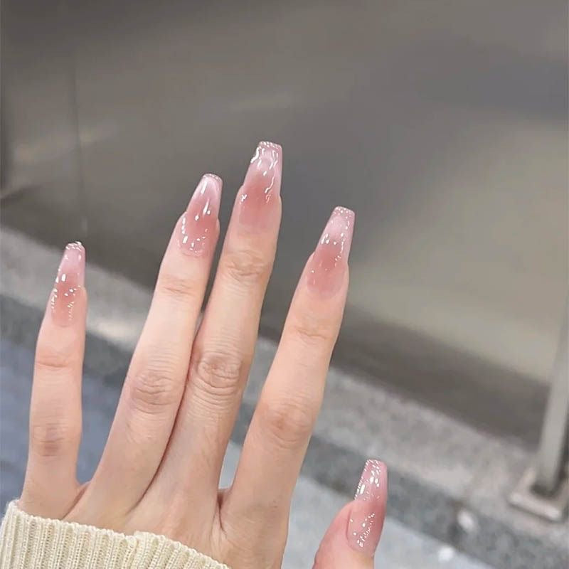 Glänzende lange Tipp-Nagelerweiterungen