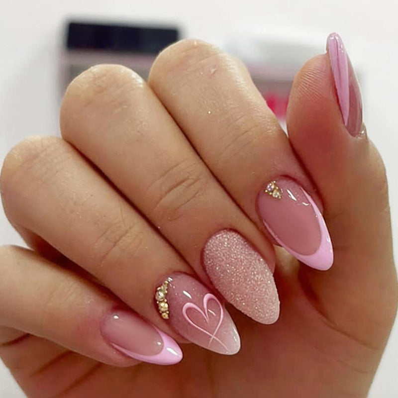 Kunstnagelset mit zartem Glitzer und Herzmotiven Karnz
