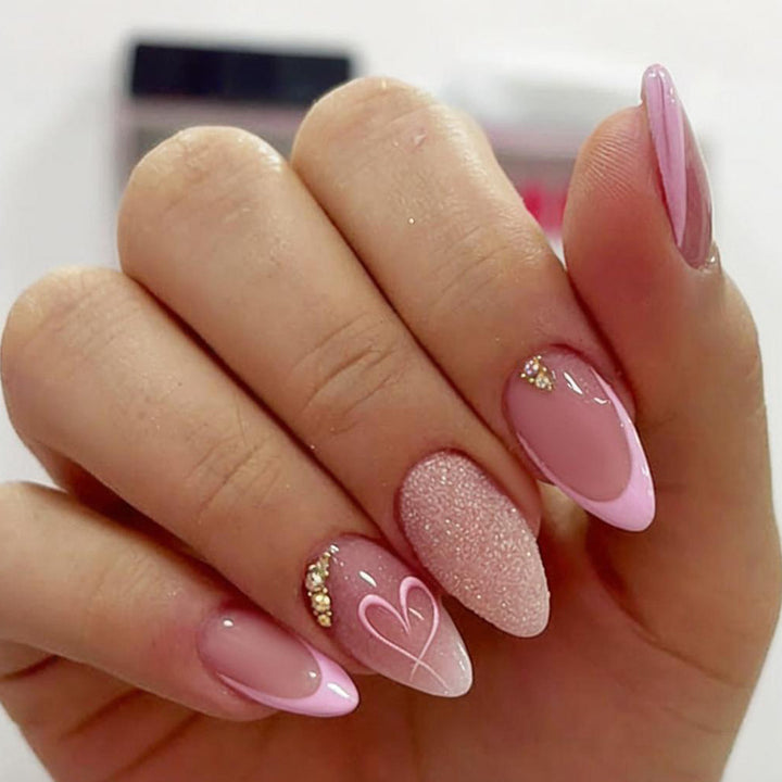 Kunstnagelset mit zartem Glitzer und Herzmotiven Karnz