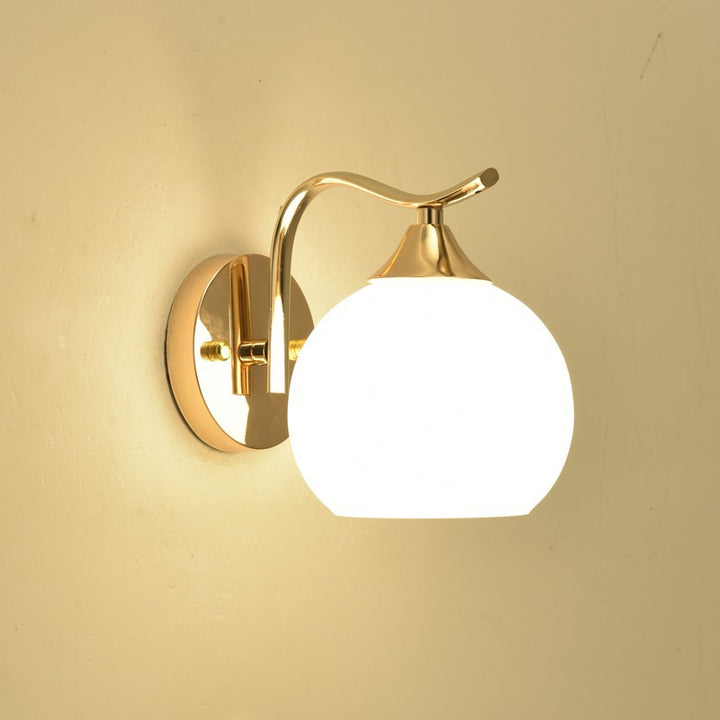 Elegante Wandlampe Globe mit goldener Oberfläche