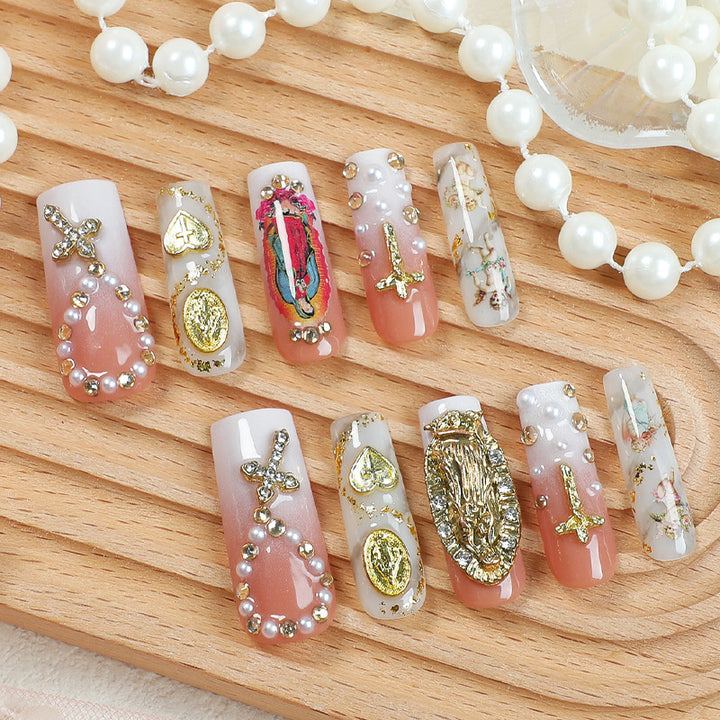Glamouröses Kunstnagelset mit edlen Verzierungen und Glitzerakzenten Karnz