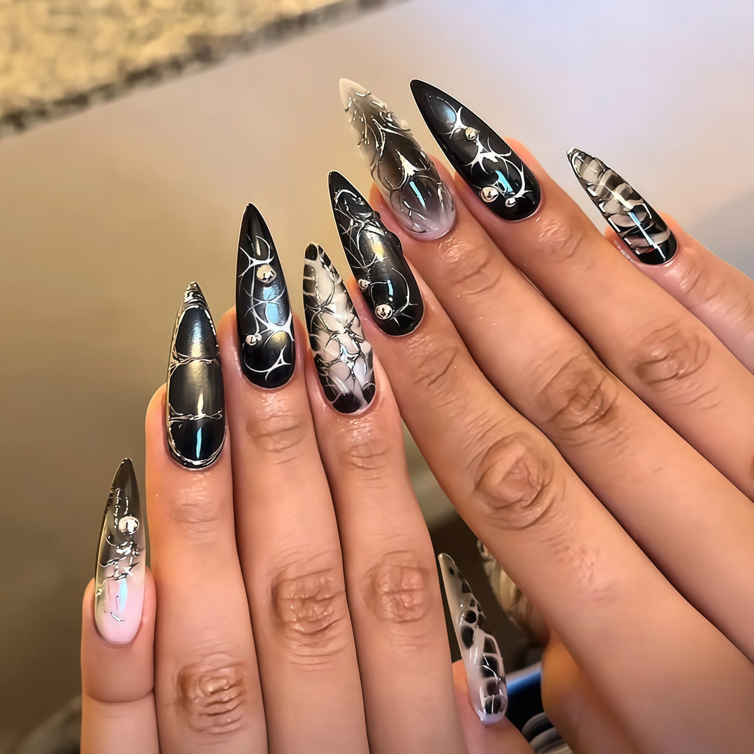 Elegante Stiletto-Nagelkunstverlängerungen mit aufwändigem Design Karnz