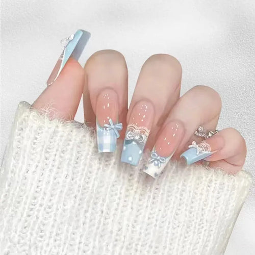 Dekoratives Press-On-Nagelset mit Bandakzenten Karnz