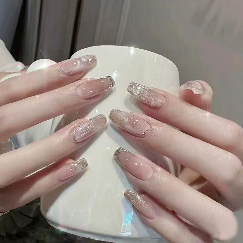 Glamouröse Kunstnägel mit Strassdetails Karnz