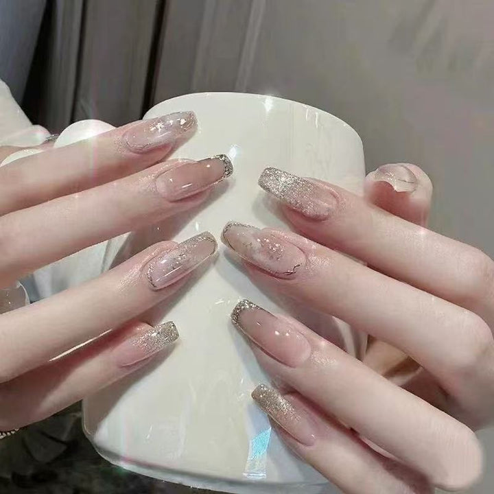 Glamouröse Kunstnägel mit Strassdetails Karnz