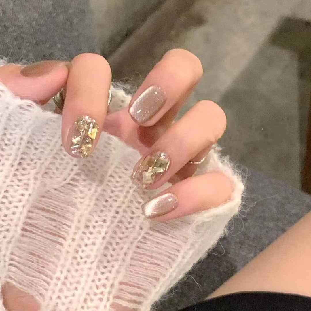 Kunstnagelset mit glamourösen Gold-Details Karnz