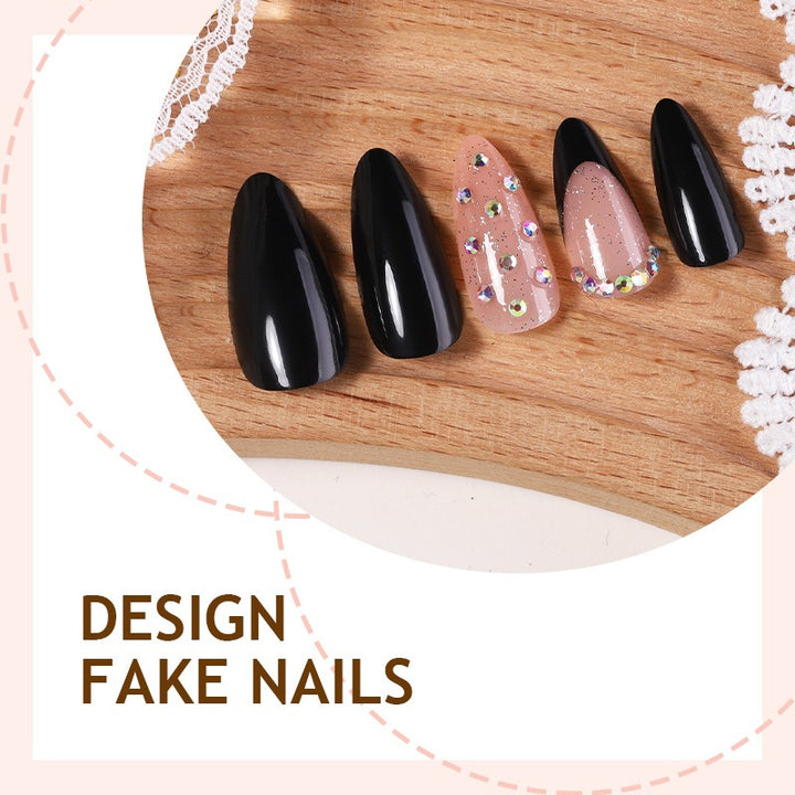Kreatives Kunstnagelset mit verschiedenen aufregenden Designs Karnz