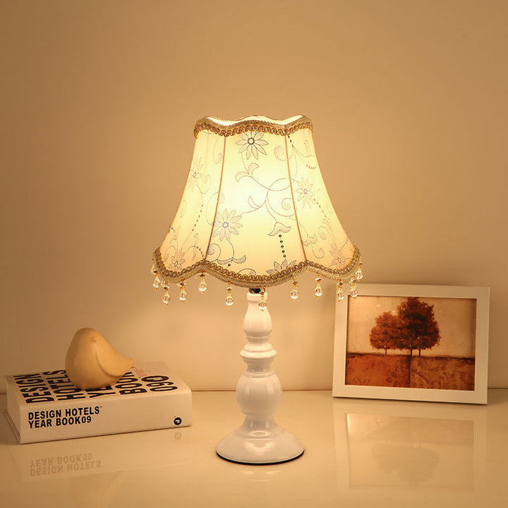 Zeitgenössische Nachttischlampe